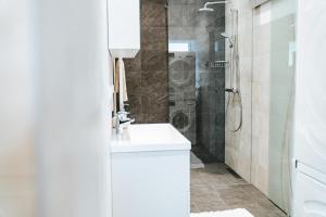 A bathroom at Gemütliche Wohnung im Zentrum Top 2