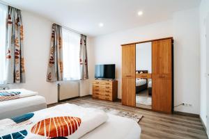 A bed or beds in a room at Gemütliche Wohnung im Zentrum Top 2