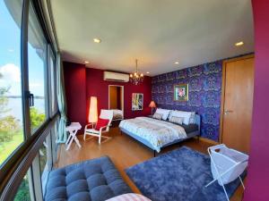 a bedroom with a bed and a purple wall at Sandbox frontbeach villa4 in Bang Lamung