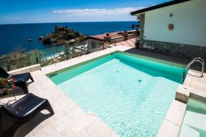 una piscina con vista sull'oceano di 202 Luxury pool Isola Bella a Taormina