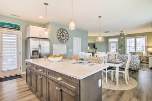 Η κουζίνα ή μικρή κουζίνα στο Shell Cottage with BBQ 4 Mi to Bethany Beach!