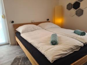 2 aparte bedden met handdoeken in een slaapkamer bij Lichtdurchflutetes Zimmer - Mainwiesen in Waldbüttelbrunn