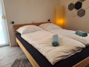 two twin beds with towels on them in a bedroom at Lichtdurchflutetes Zimmer - Mainwiesen in Waldbüttelbrunn