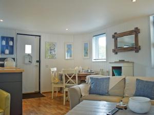 徹斯頓費斯的住宿－Swallows Cottage，客厅配有沙发和桌子