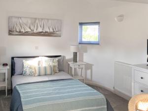 徹斯頓費斯的住宿－Swallows Cottage，一间小卧室,配有床和窗户