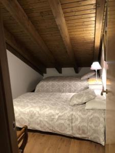 1 dormitorio con 1 cama con techo de madera en Casa Sesué ideal para familias, en Sesué