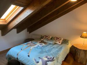 Un dormitorio con una cama con un animal de dibujos animados. en Casa Sesué ideal para familias en Sesué