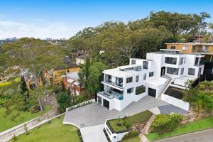 una vista aérea de una casa blanca en Luxury Waterside Home, en Sídney