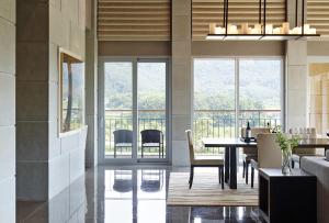 ein Esszimmer mit Tisch und Stühlen in der Unterkunft The Suites Hotel Namwon in Namwon