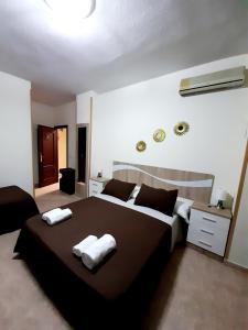 - une chambre avec un grand lit et 2 serviettes dans l'établissement Hostal Doña María, à Valdemoro