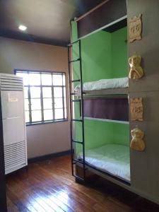 um quarto com beliches num quarto com uma janela em 3BU Hostel Baguio - Bonifacio em Baguio