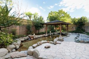 京都市にあるManyonoyuHotelKyotoEminenceの池と展望台のある庭園