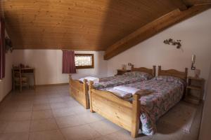 um quarto com uma cama e um tecto de madeira em B&B Casa Zeni em Faedo