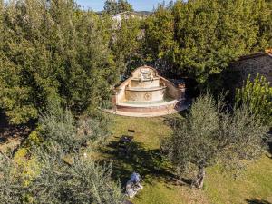 vista aerea su un giardino con fontana di Country House Il Piancardato a Collazzone