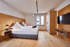a bedroom with a bed and a flat screen tv at Wax-N-Stein in Garmisch-Partenkirchen