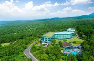 uma vista aérea de um edifício no meio de uma estrada em WE Hotel Jeju em Seogwipo