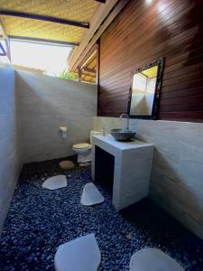 La salle de bains est pourvue d'un lavabo et de toilettes. dans l'établissement Damara Lembongan, à Nusa Lembongan