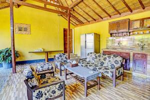 a living room with two chairs and a table at OYO 92367 Garuda Homestay Syariah in Banyuwangi