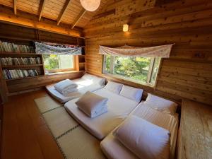 1 dormitorio con 2 camas en una cabaña de madera en Wen Qiao Villa, en Nanzhuang