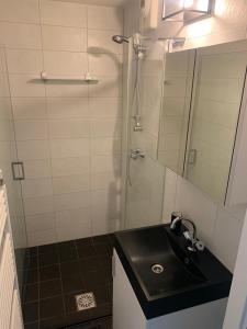 a bathroom with a black sink and a shower at Tuinkamer in Monumentaal pand in Veere