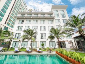 um hotel com piscina em frente a um edifício em Sala Tuy Hoa Beach Hotel em Tuy Hoa