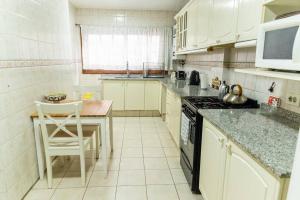 Kuchyňa alebo kuchynka v ubytovaní Amplio apartamento en pleno centro de Salta