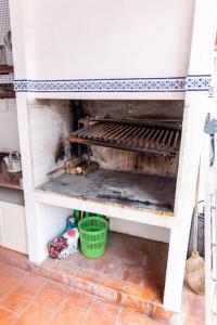 una cocina con horno y cesta. en Amplio apartamento en pleno centro de Salta en Salta