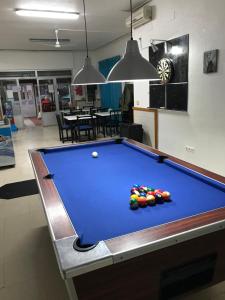 Una mesa de billar en Oasis Country Park