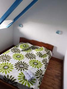 una camera con un letto e un piumone verde e bianco di CORBU ACCOMMODATION a Corbu