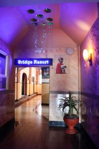 Lobi atau kawasan kaunter penerimaan di Bridge Hotel Mombasa