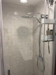 Koupelna v ubytování Tuinkamer in Monumentaal pand