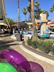 - une piscine avec un objet violet et vert dans l'établissement Studio with MGM Signature Amenities!, à Las Vegas