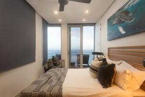 Un dormitorio con una cama con vista al mar. en Ballito Sands Penthouses, en Ballito 30 fotos más