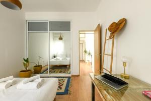 um quarto com uma secretária, uma cama e um espelho em Cozy 2BR Apt w Green Oasis a 3 Min Walk from Beach by Sea N' Rent em Tel Aviv