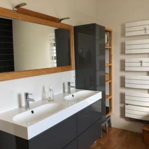 a bathroom with two sinks and a mirror at Charmante maison à proximité de Bordeaux in Gradignan