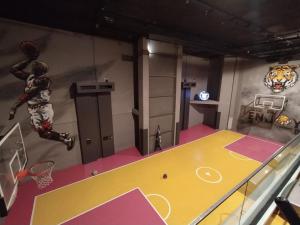 a basketball court in a room with a basketball hoop at Center Inn Hotel Maltepe İstanbul in Istanbul