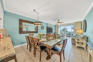 een eetkamer en een woonkamer met een tafel en stoelen bij Incredible Courtyard Pools and Gulf Views Waterscape C506 Sleeps 10 in Fort Walton Beach
