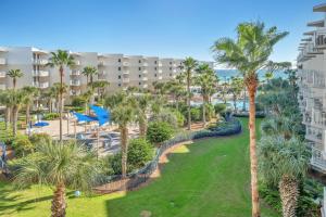 een luchtzicht op een resort met palmbomen bij Incredible Courtyard Pools and Gulf Views Waterscape C506 Sleeps 10 in Fort Walton Beach