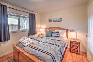 Ένα ή περισσότερα κρεβάτια σε δωμάτιο στο Stunning Kent Lake House with Private Dock!