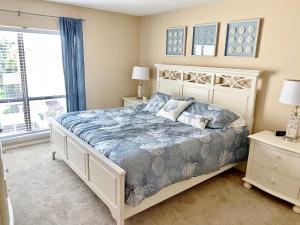 A bed or beds in a room at Charming Two Bedroom Condo With Pool View Siesta Key Bay Oaks