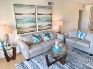 A seating area at Charming Two Bedroom Condo With Pool View Siesta Key Bay Oaks