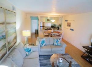 A seating area at Charming Two Bedroom Condo With Pool View Siesta Key Bay Oaks