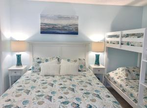 A bed or beds in a room at Charming Two Bedroom Condo With Pool View Siesta Key Bay Oaks Még 20 kép