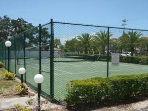 Tennis och/eller squashbanor vid eller i närheten av Charming Two Bedroom Condo With Pool View Siesta Key Bay Oaks