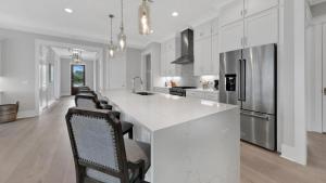 Una cocina con gabinetes blancos y una encimera blanca. en Alluring Private Pool Sweet Haven at Dune Allen, en Santa Rosa Beach