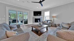 Una sala de estar con dos sofás y una mesa. en Alluring Private Pool Sweet Haven at Dune Allen, en Santa Rosa Beach