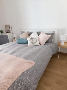 Un dormitorio con una cama con almohadas. en Ceci's home - Few steps from Monaco WITH PARKING, en Beausoleil