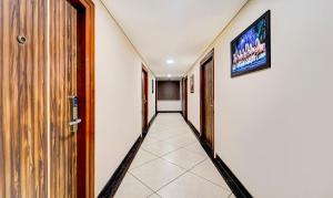 een gang van een gang met een gang bij Treebo Vetri Supreme Residency in Chennai