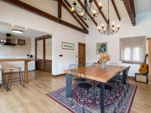 Il comprend une cuisine et une salle à manger avec une table et des chaises en bois. dans l'établissement Impresionante villa entre mar y montaña, à La Cavada