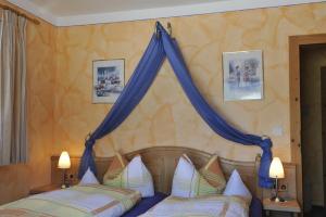 een slaapkamer met 2 bedden en blauwe gordijnen bij Ferienwohnung Alpenwelt in Wallgau